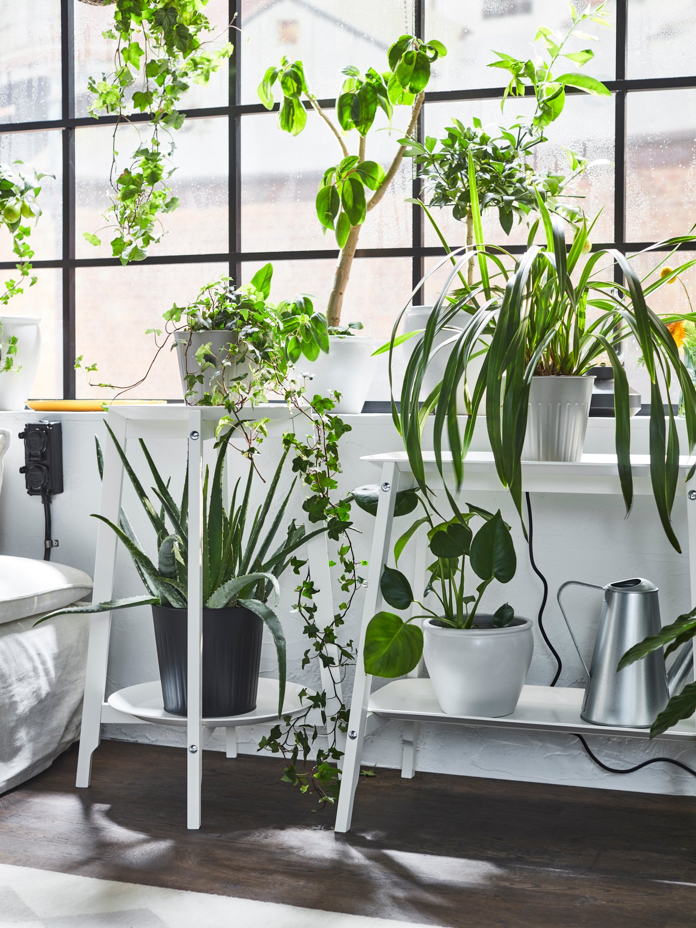 Ein weißer ALPVIDE Pflanzenständer