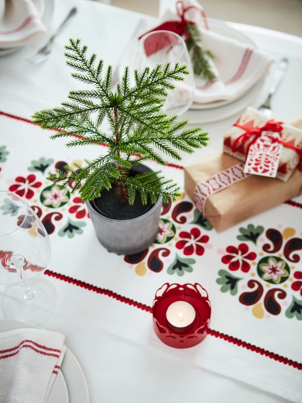 Arbres de Nadal moderns i petits damunt d'una taula decorada