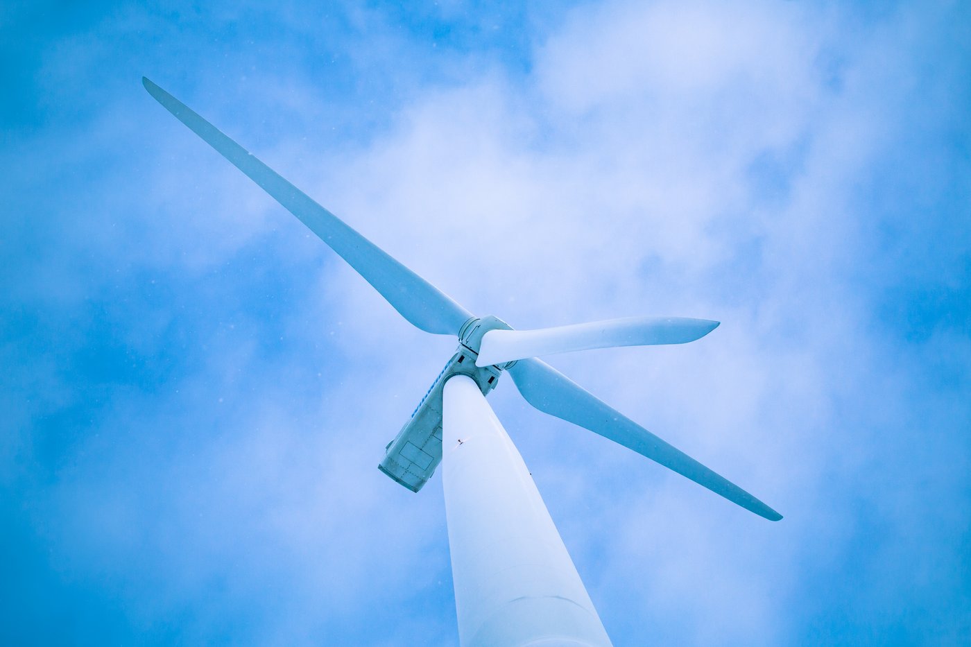 wiatrak na tle nieba