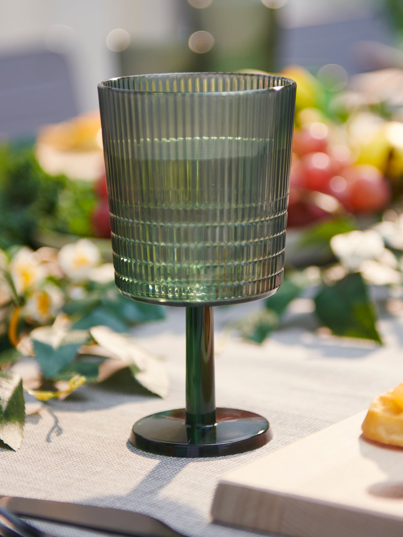 Ett glas står på ett bord.