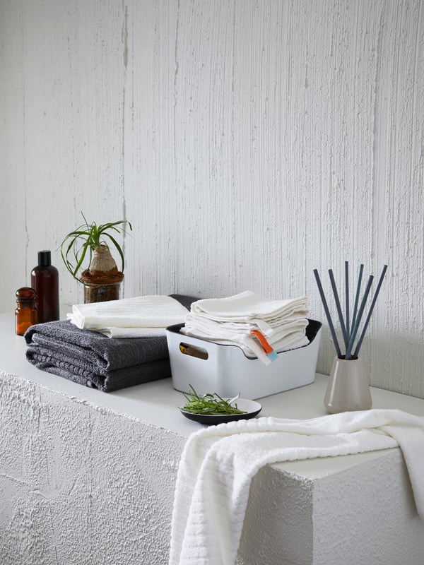 A white VÅGSJÖN hand towel in the bathroom