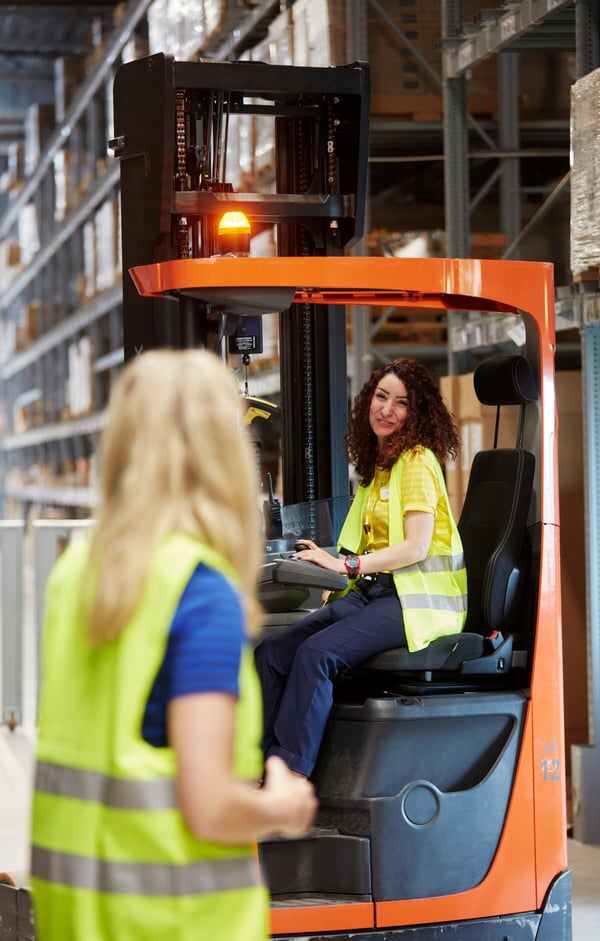 To IKEA-ansatte med blått og gult uniform med refleksvest.