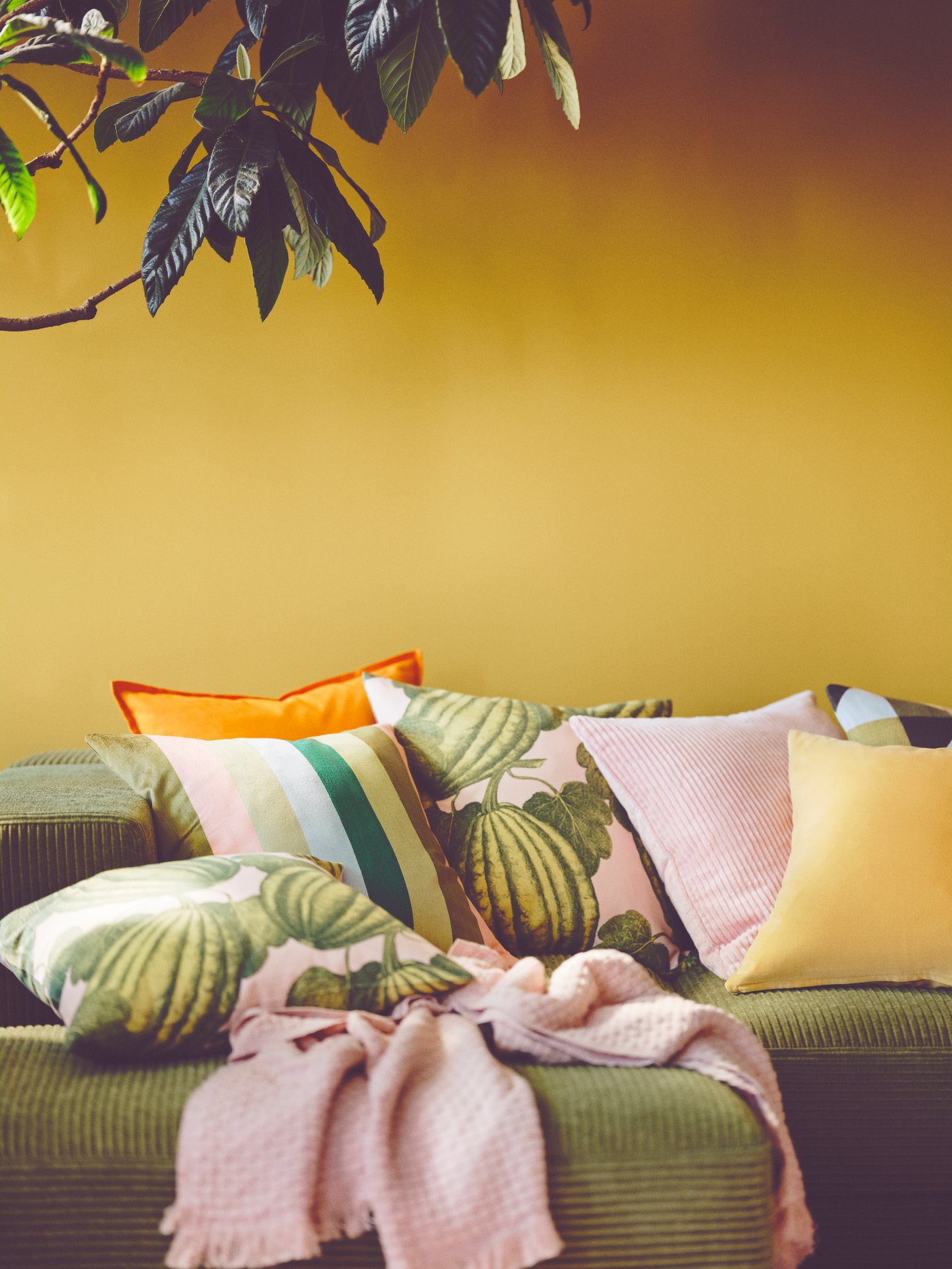 A multicolour/striped VATTENVÄN cushion cover