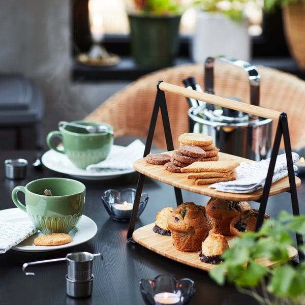 A stoneware/green STRIMMIG mug in the dining room