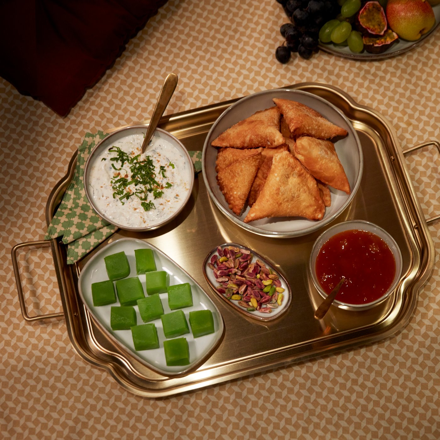 A grey GLADELIG plate