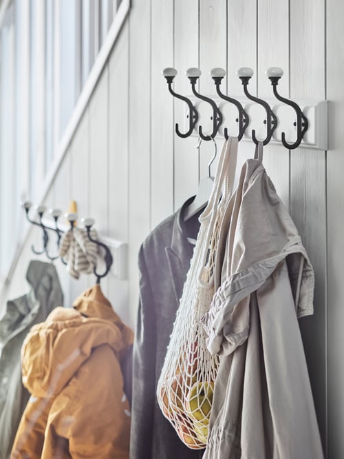 Hallway with 2 racks with 5 hooks made of zinc and fibreboard supporting a net bag set of 2 and a hanger.