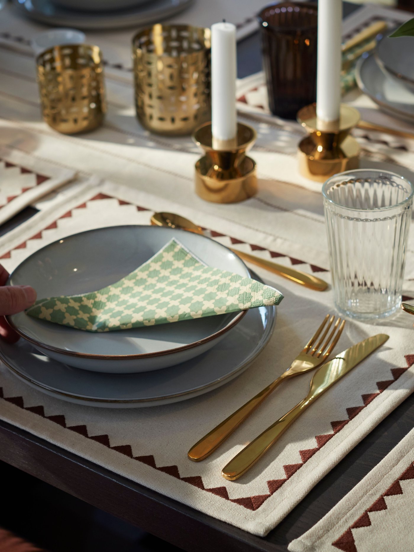 A clear glass VARDAGEN glass in the NA