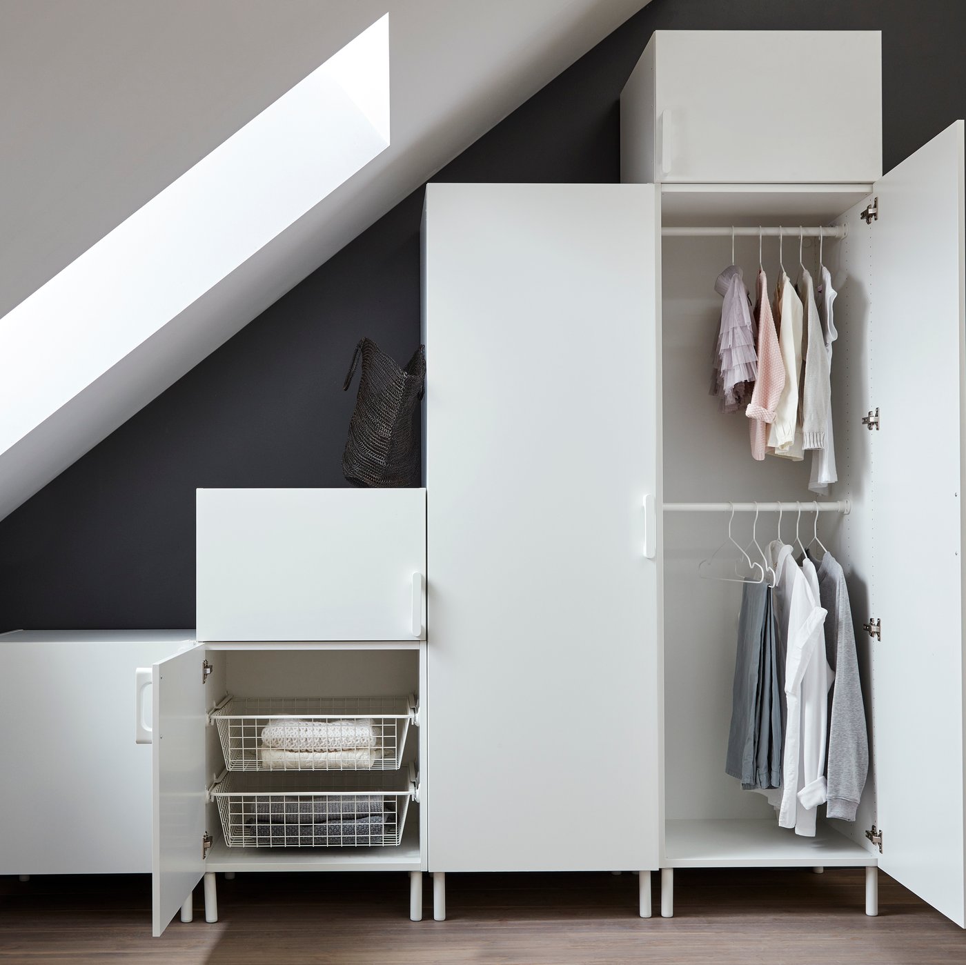Bílá/bílá šatní skříň PLATSA s 6 dveřmi v ložnici s šikmým stropem. 
