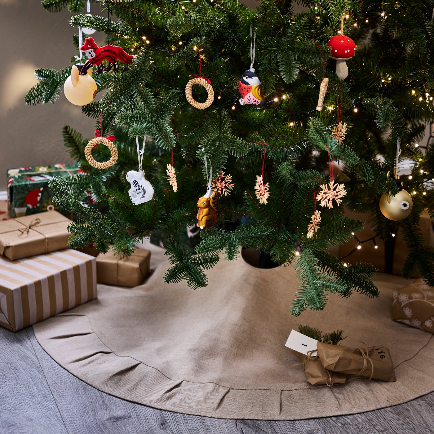A natural VINTERFINT christmas tree skirt