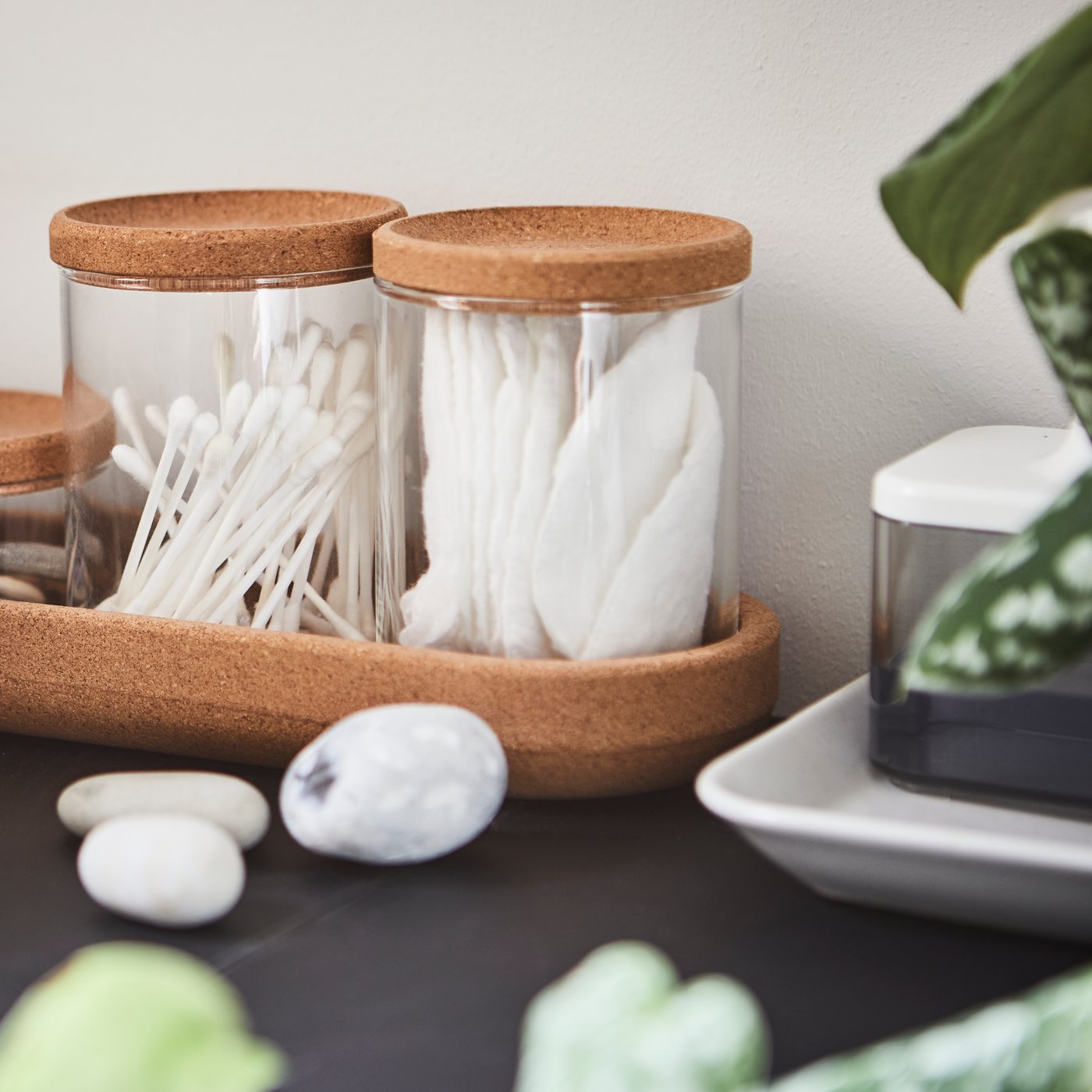 Zestaw szklanych pojemników z korakmi SAXBORGA.