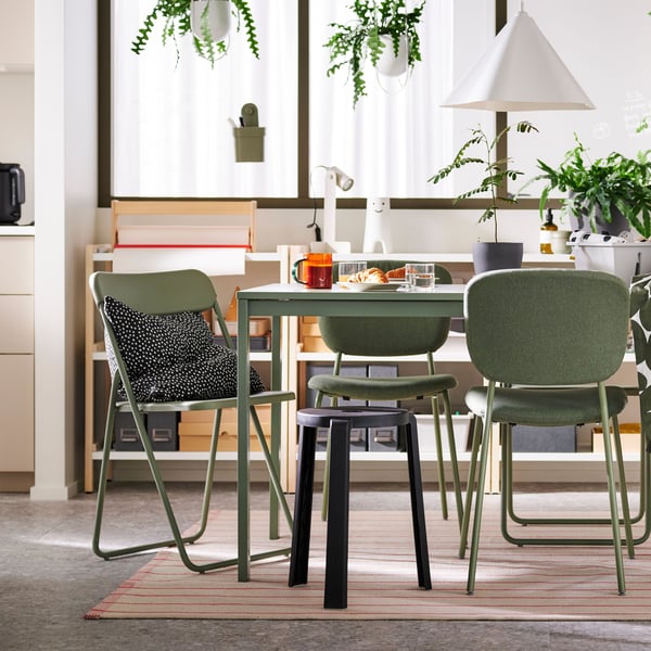 A grey-green ÖBONÄS container with suction cup in the dining room