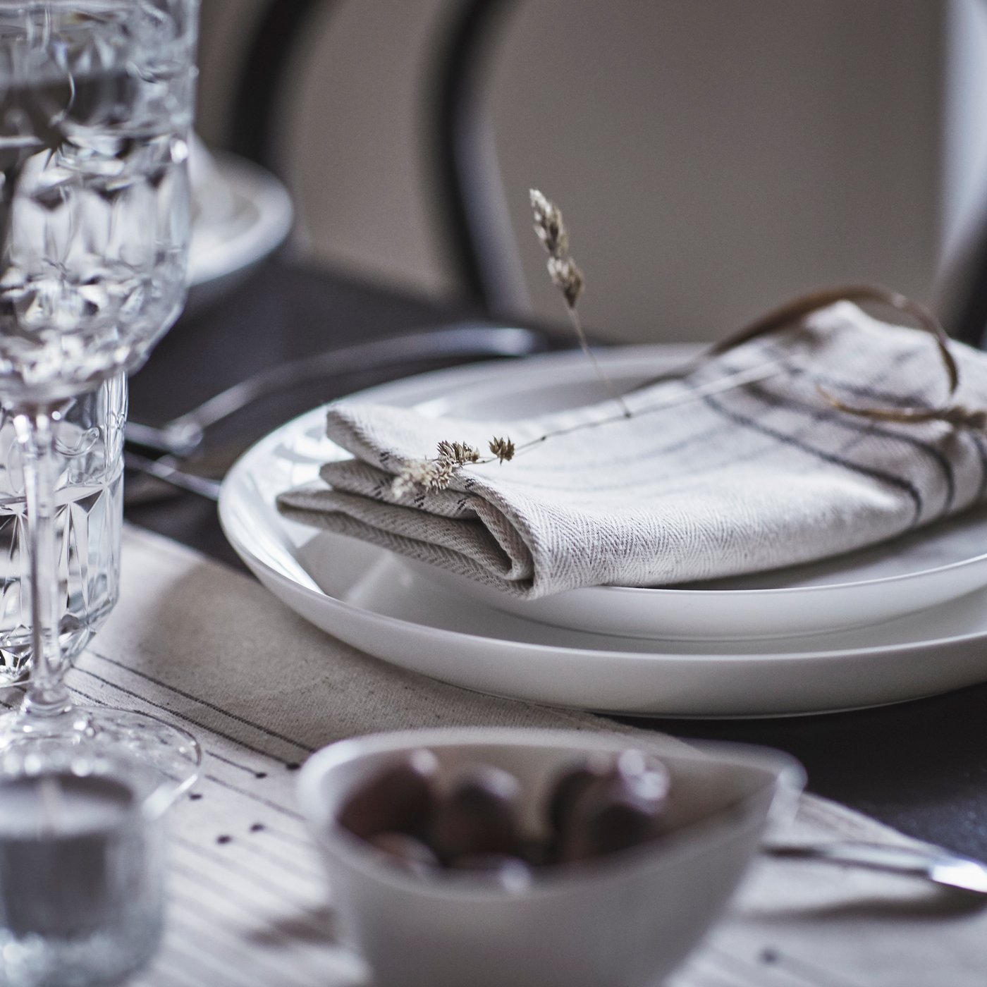 A dark grey/natural VÅRARV napkin in the dining room