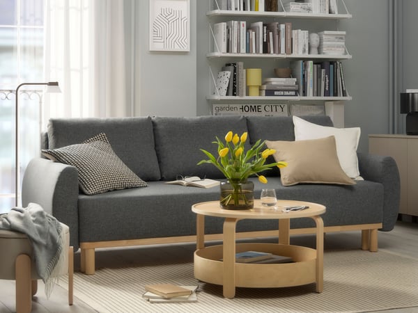 SONHULT est placé devant un canapé-lit 2 places SKÖNABÄCK dans un salon décoré dans des tons ocres.