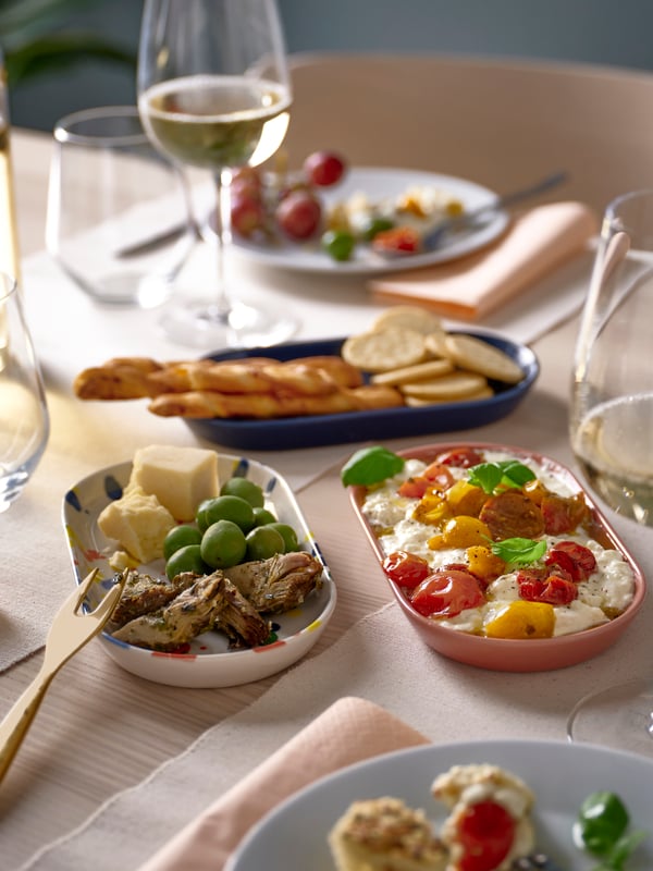A mixed patterns RÖDSNULTRA serving plate