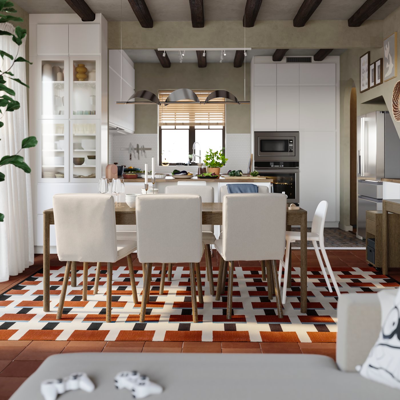 Salle à manger avec table extensible TONSTAD en plaqué chêne teinté brun et cuisine avec péninsule en arrière-plan.