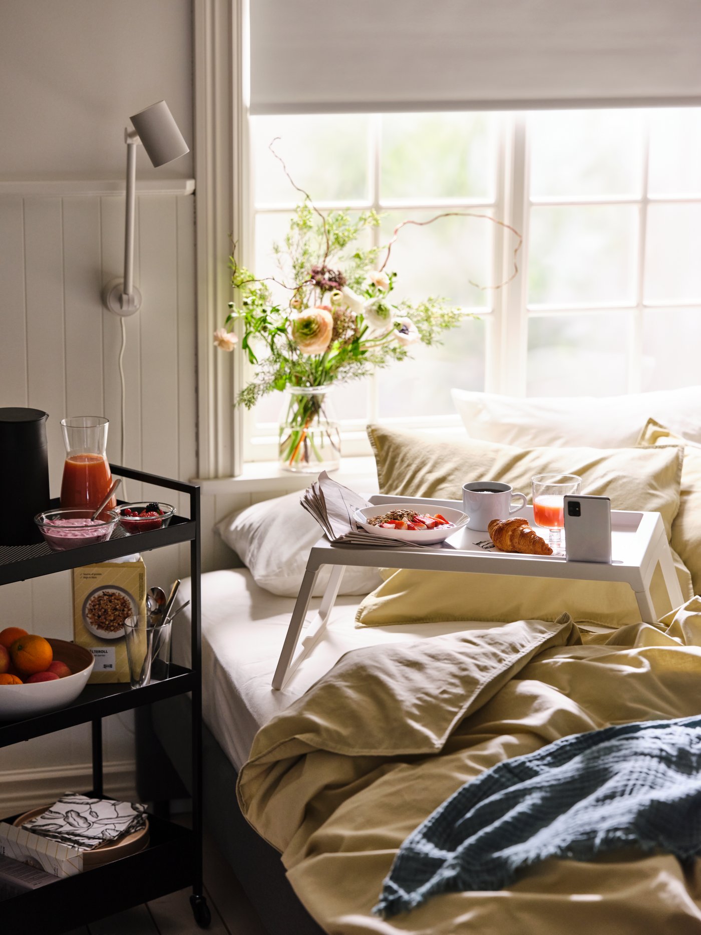 Un plateau de lit blanc KLIPSK dans la chambre à coucher