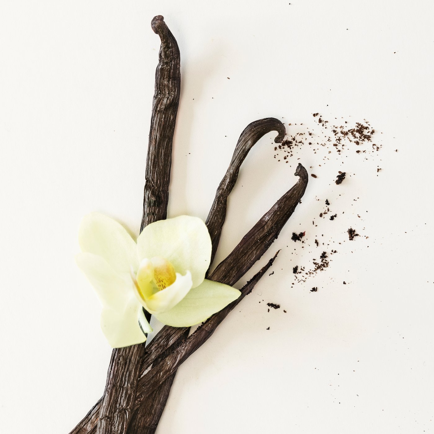 A Vanilla pale beige LOTSFÅGEL scented candle in glass