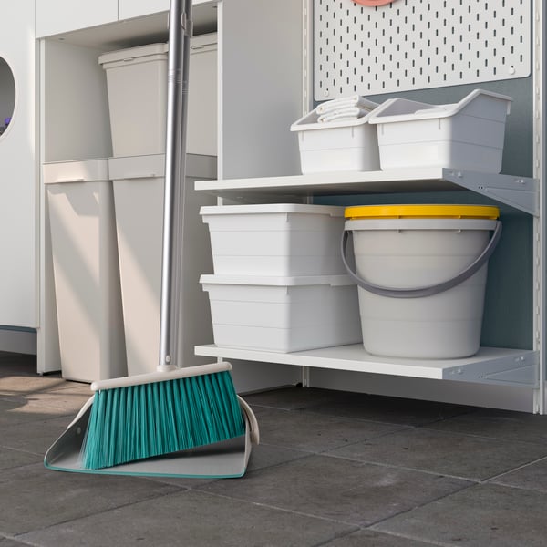 A PEPPRIG dustpan/broom