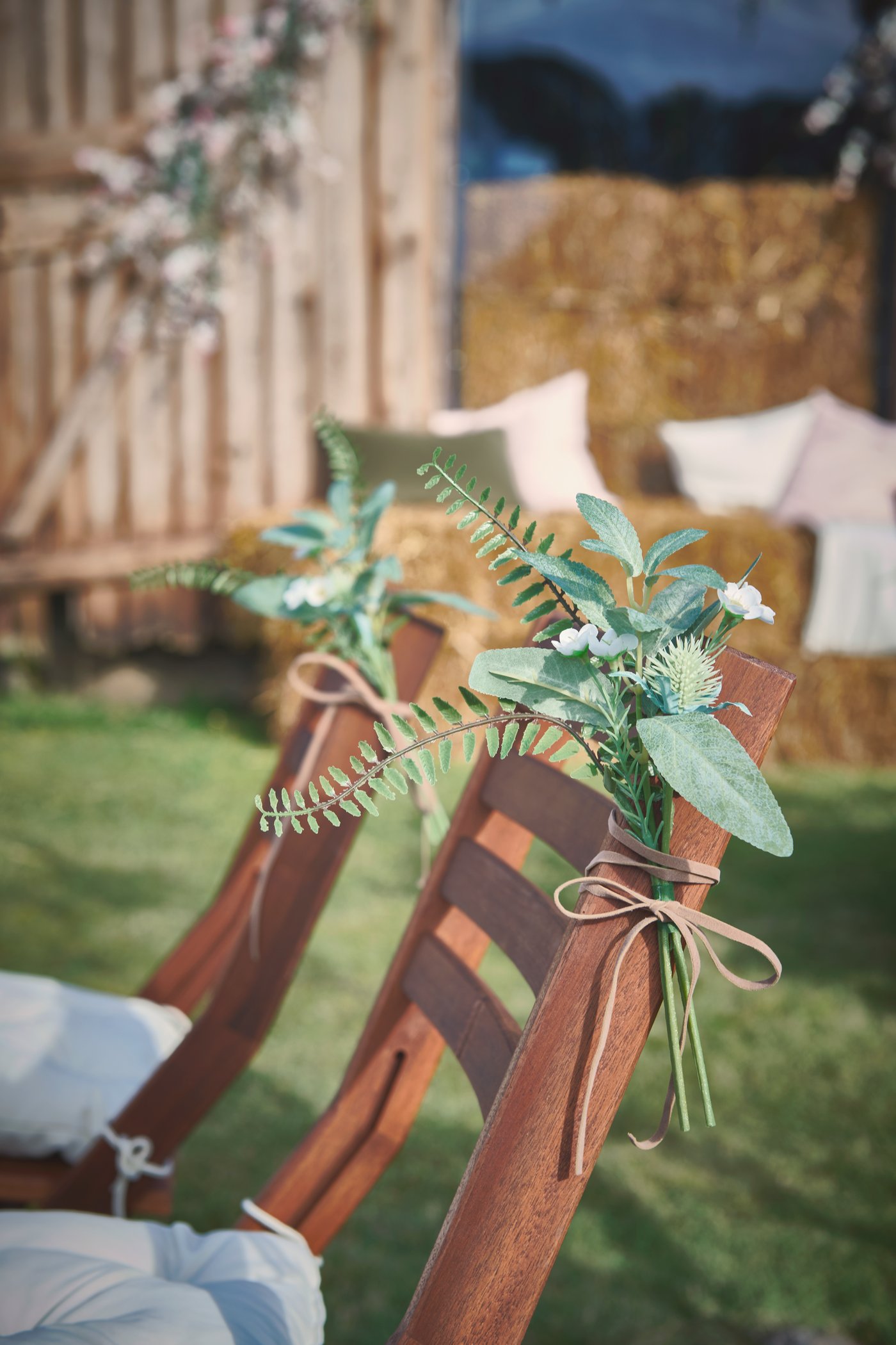 Ein zusammenklappbarer, braun lasierter ÄPPLARÖ Stuhl im Außenbereich.