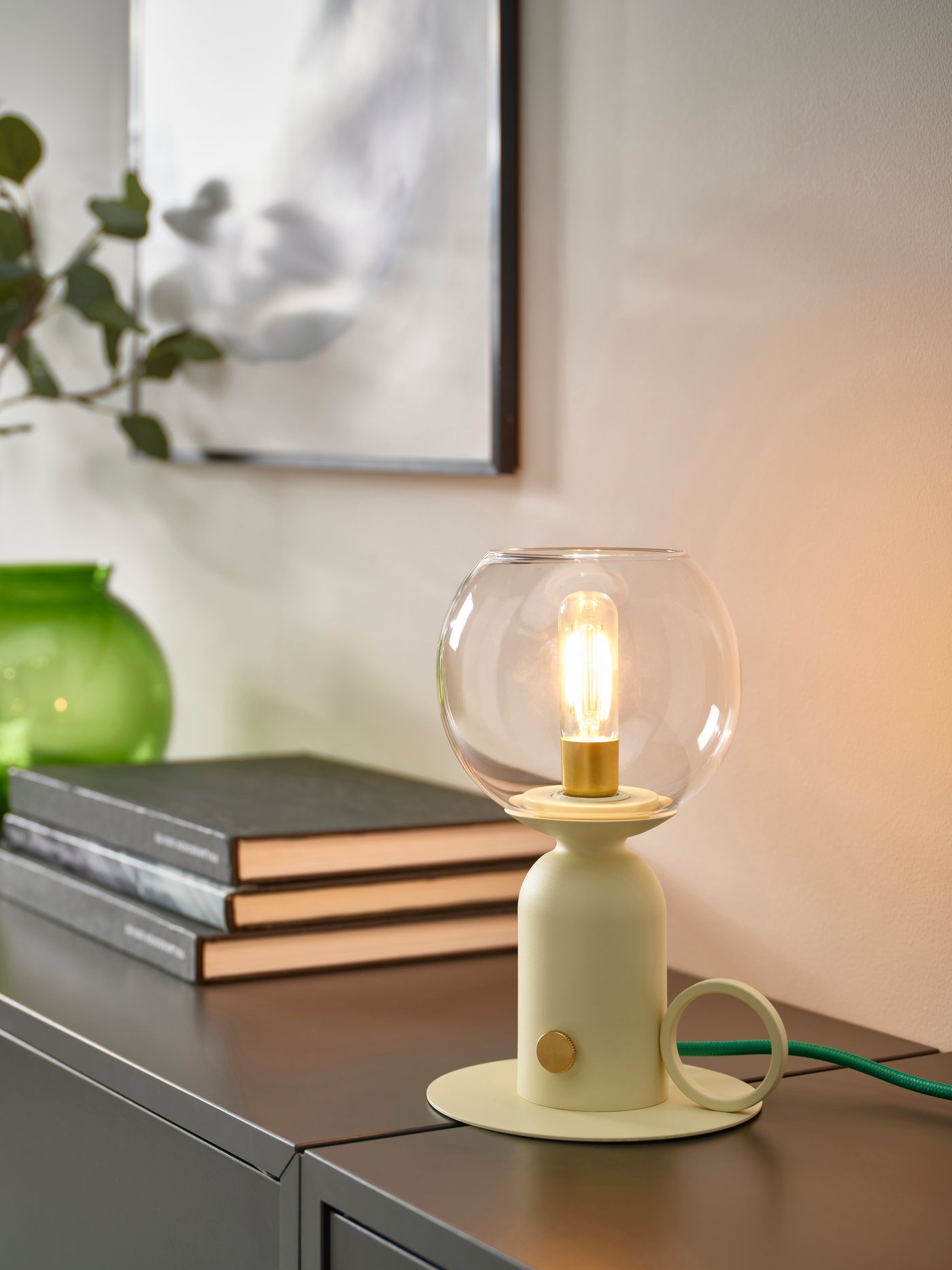 Eine dimmbare hellgelb/grüne ÅSKMULLER Tischlampe