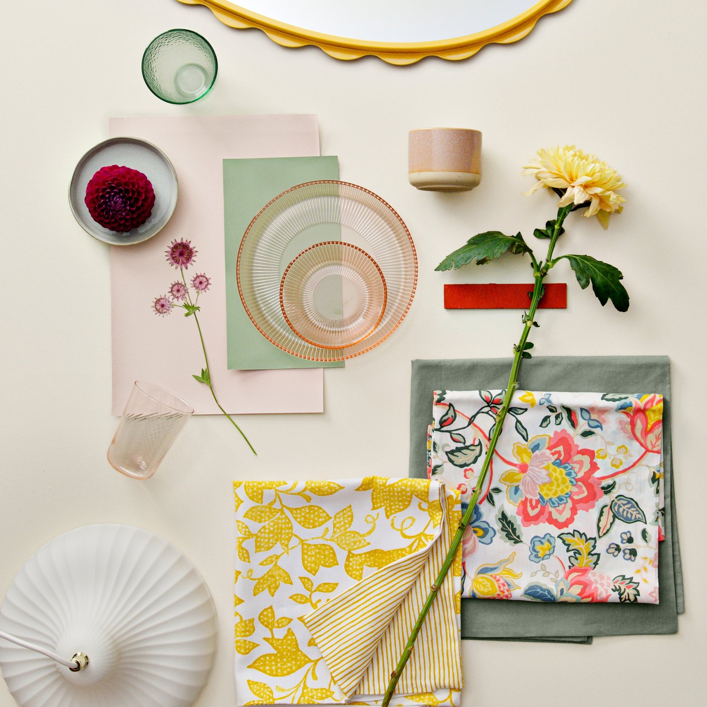 En off-white/keramisk SKIVTOFS pendellampe.