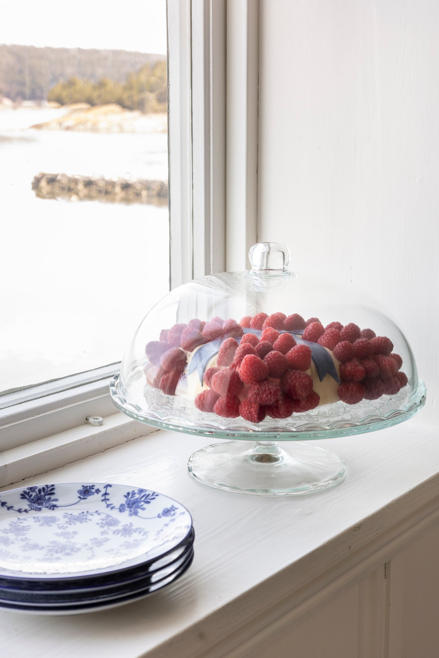 A clear glass ARV BRÖLLOP serving stand with lid