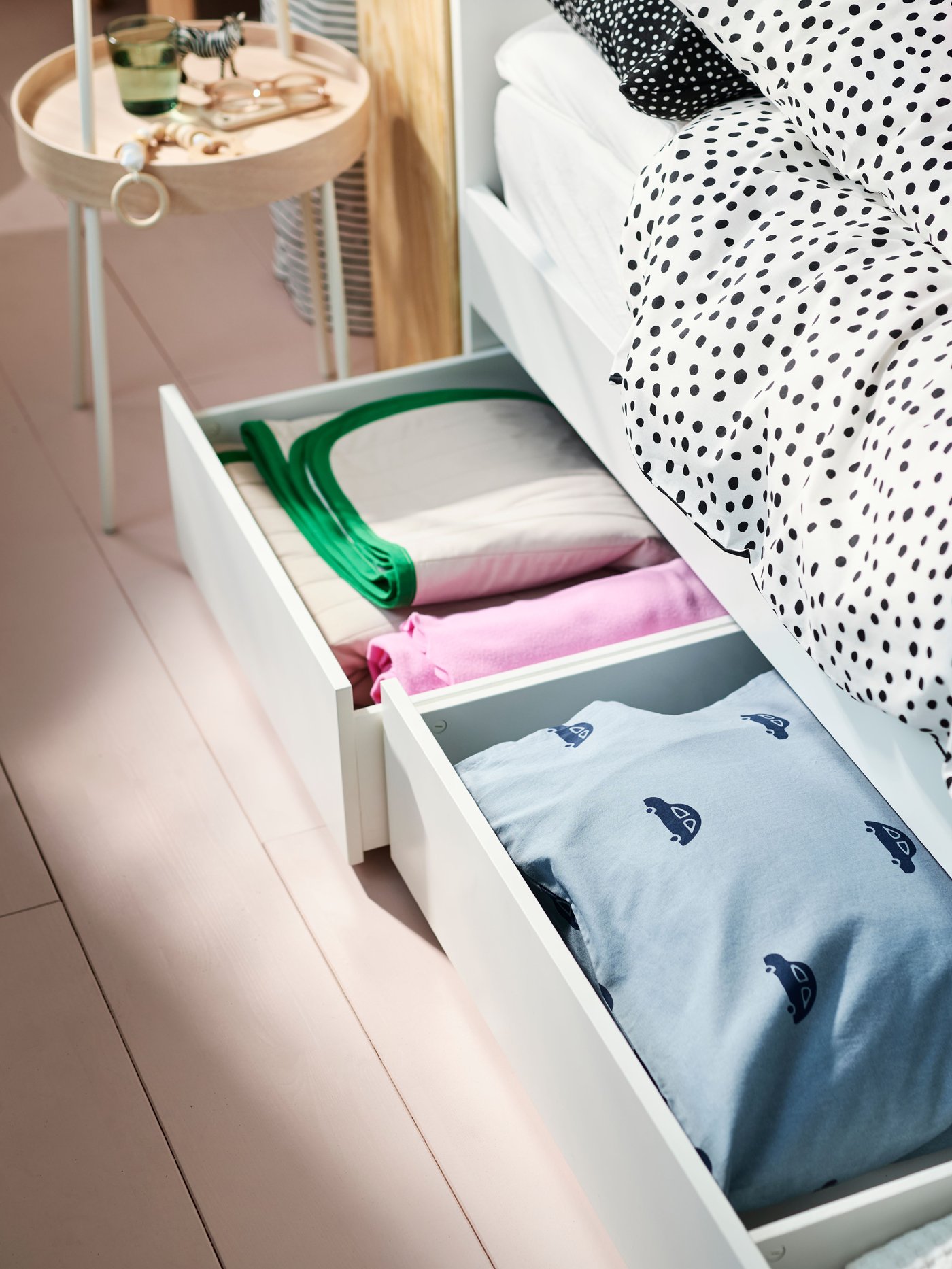 Et sort/hvidt BJÖRKGRÅMAL pudebetræk til soveværelset