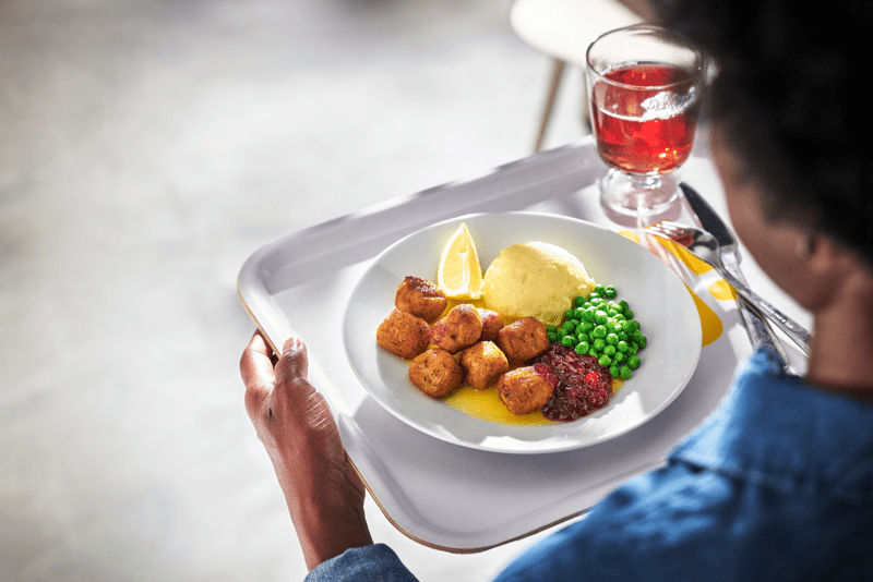 En tallrik med fiskbullar och potatismos