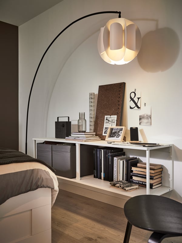 A dark grey DRÖNA box in the living room