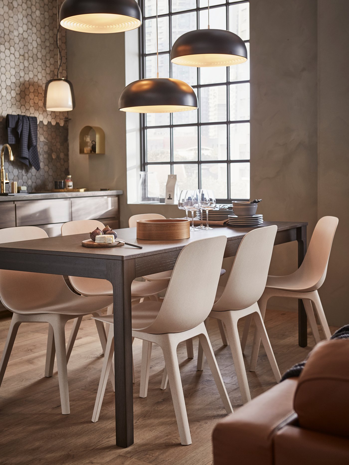 Une table à rallonge EKEDALEN brun foncé dans une salle à manger.