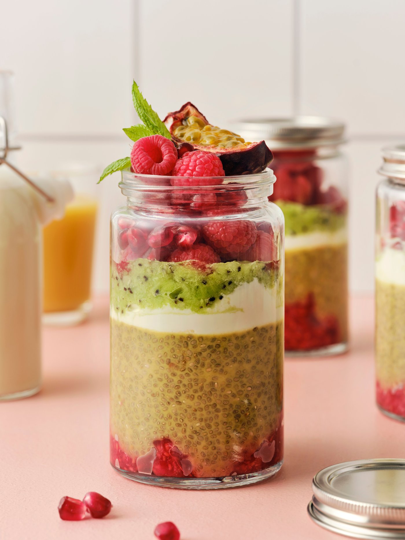 Chia-Pudding mit Smoothie und Haferdrink