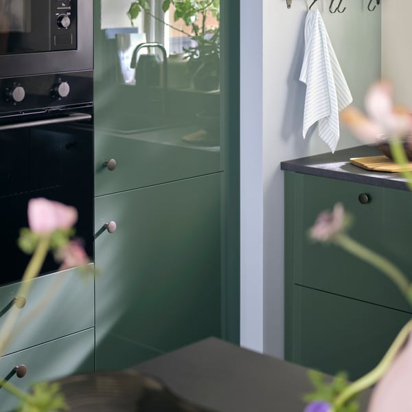 Une porte KALLARP gris-vert foncé très brillante