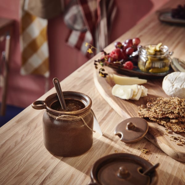A brown KÖSSEBÄR jar with spoon