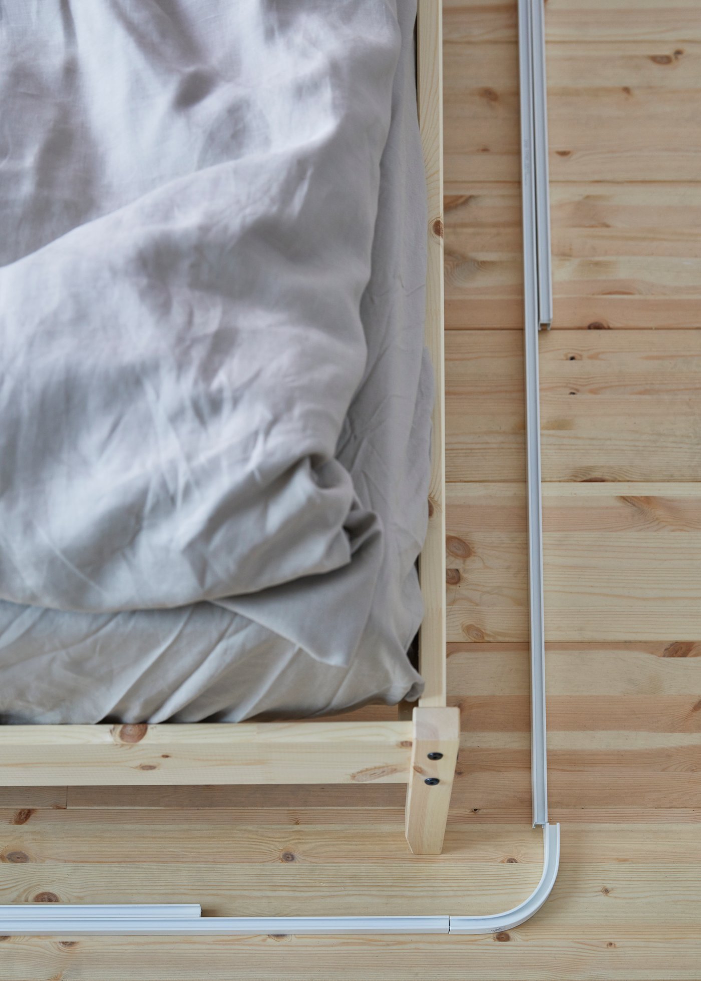 A white VIDGA corner piece, single track in the bedroom