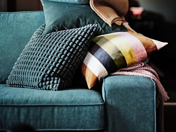 A beige/striped VATTENVÄN cushion cover