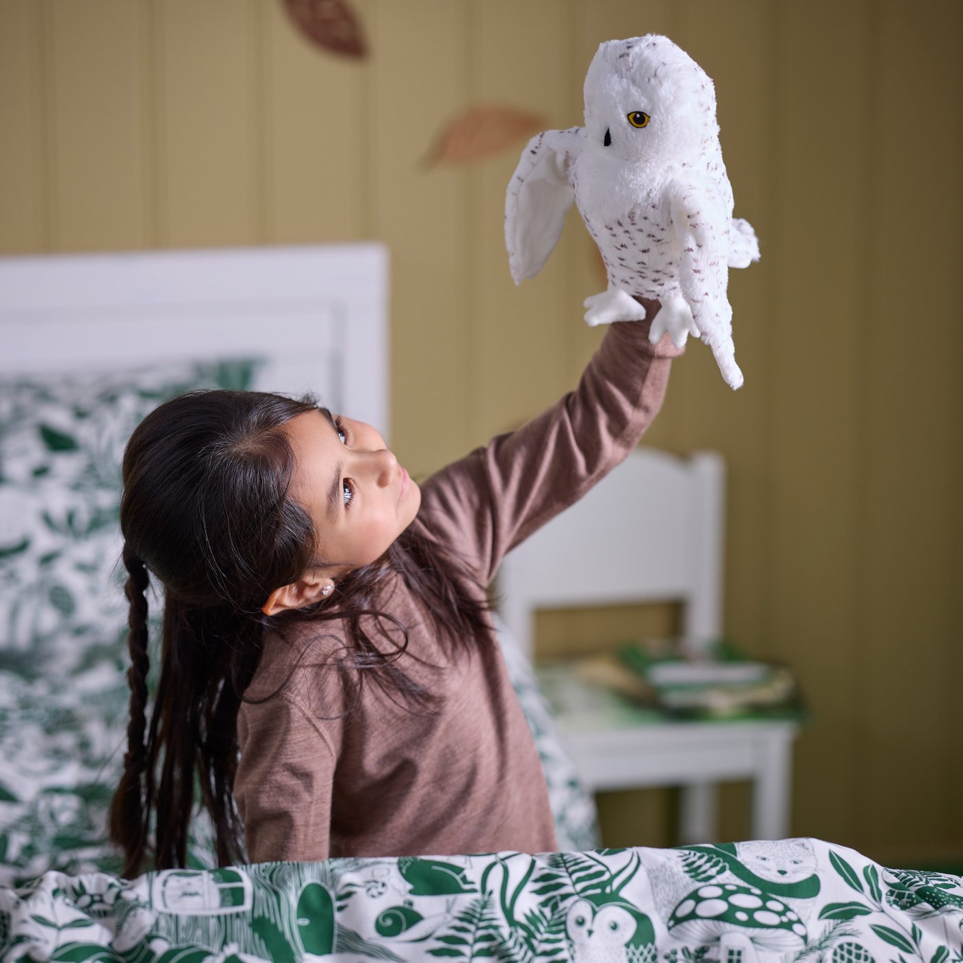 A hand puppet/snowy owl white SKOGSDUVA soft toy in the childrens room