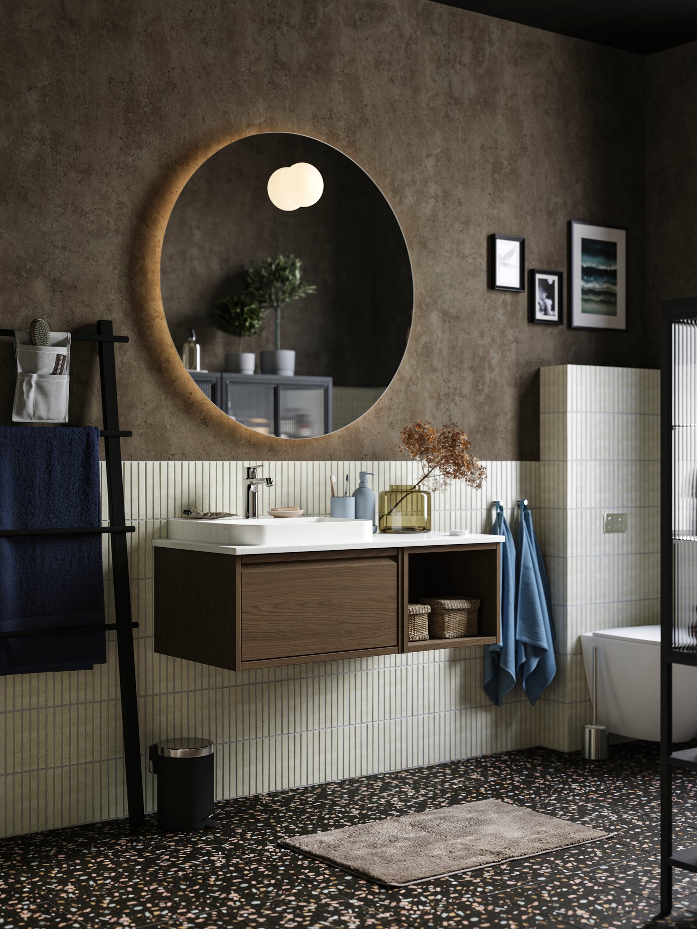 En KONSTFULL på det mørke baderommet.