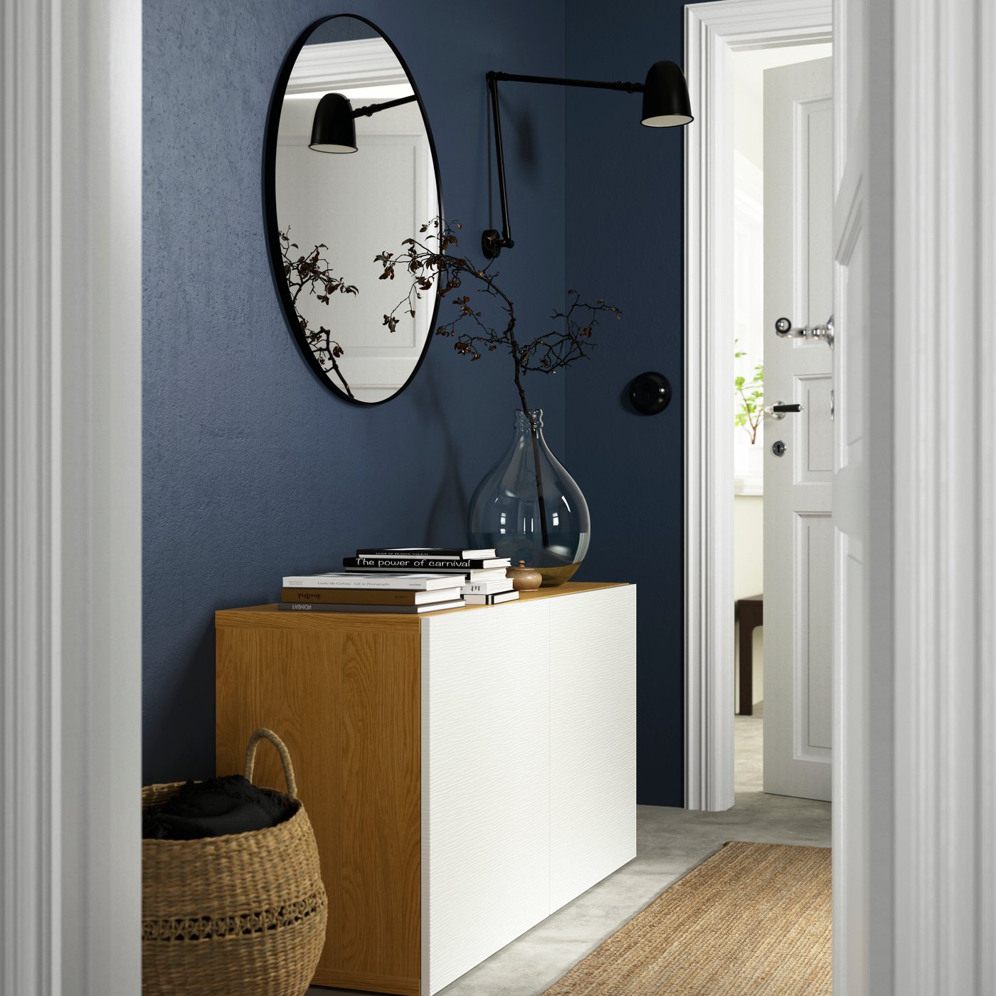 Une combinaison de rangement BESTÅ effet chêne/laxviken blanc avec des portes