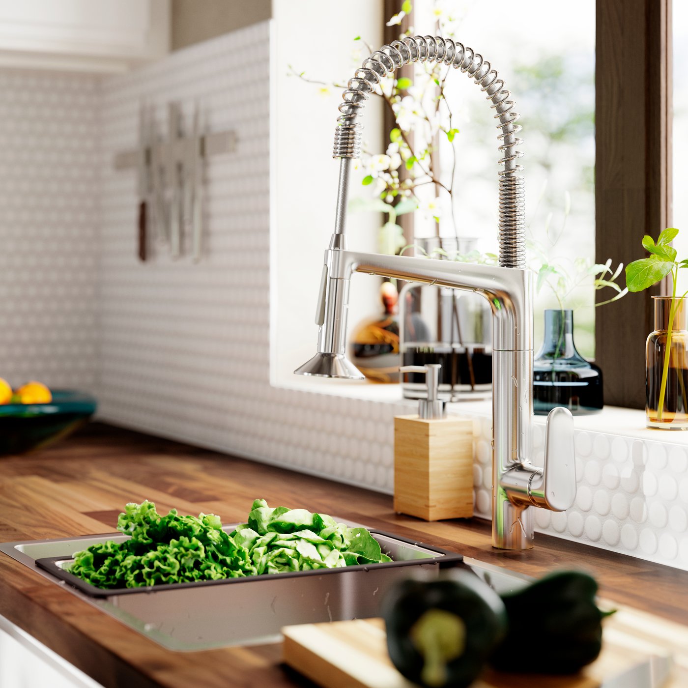 A VRESJÖN inset sink has a MAJSJÖN kitchen mixer tap and there’s a NORRSJÖN colander in stainless steel with green veggies.