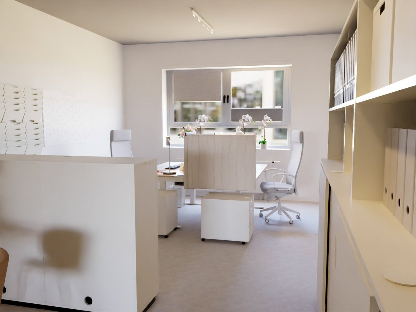 Teil eines Büros. Blick auf ein Fenster mit Orchideen auf der Fensterbank. Davor zwei sich gegenüberliegende Schreibtische mit Bürostühlen, Beleuchtung und Sichtschutz. Im Vordergrund rechts ein teils offener, teils geschlossener Aktenschrank mit Boxen, Stehsammlern und Aktenordnern. Im Vordergrund links Teil eines Raumteilers und an der Wand Zeitschriftensammler.