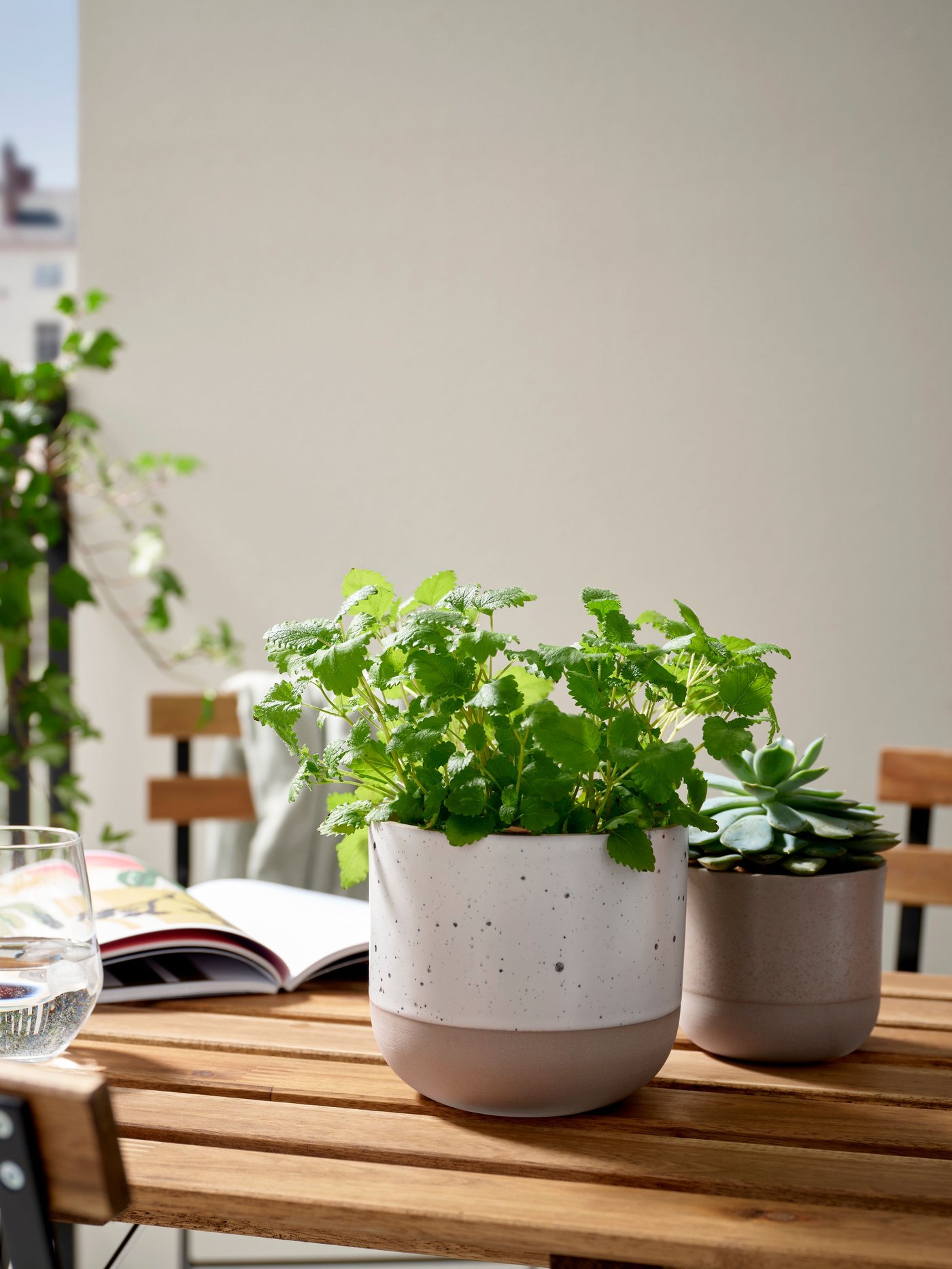 An in/outdoor/beige BUSKKAPRIFOL plant pot