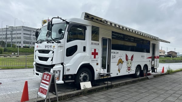 献血カーが停まっている様子