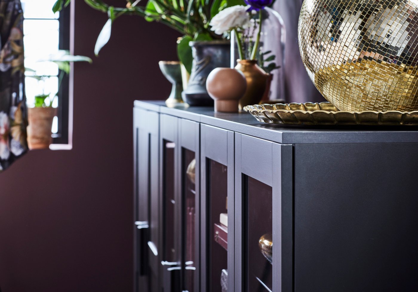 Närbild på ett svart lågt vitrnsåp i matt finnish.