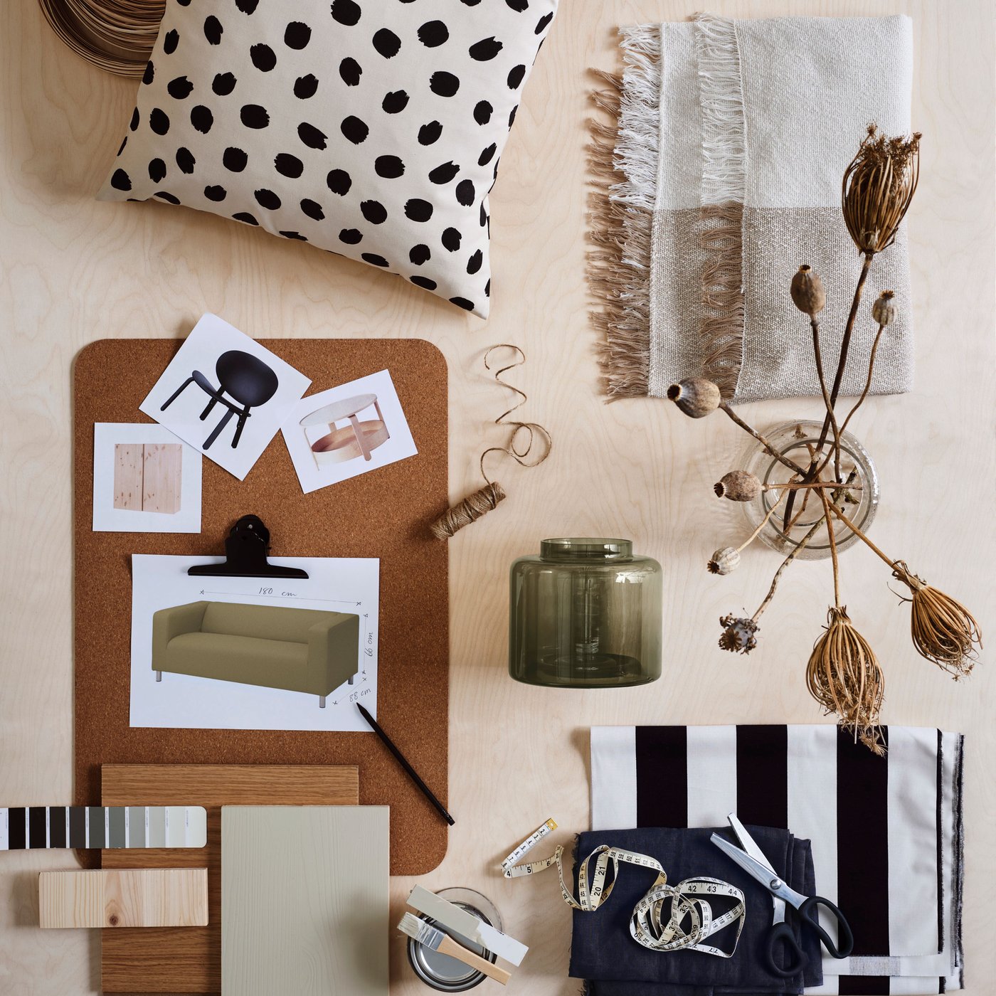 Moodboard stworzony z przedmiotów, próbek materiałów i kolorów i tkanin.