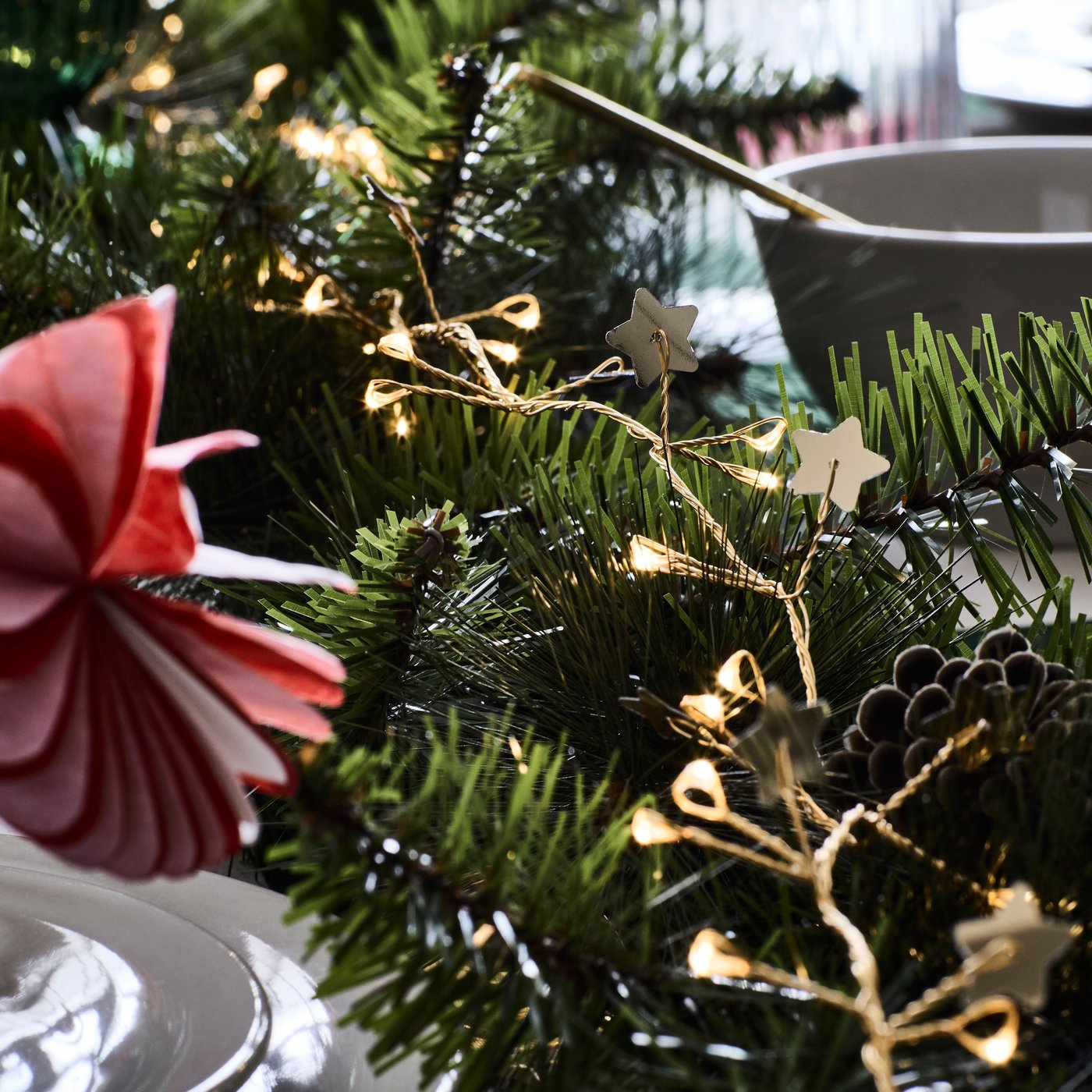 A battery-operated mini/star gold-colour STRÅLA LED lighting chain with 80 lights