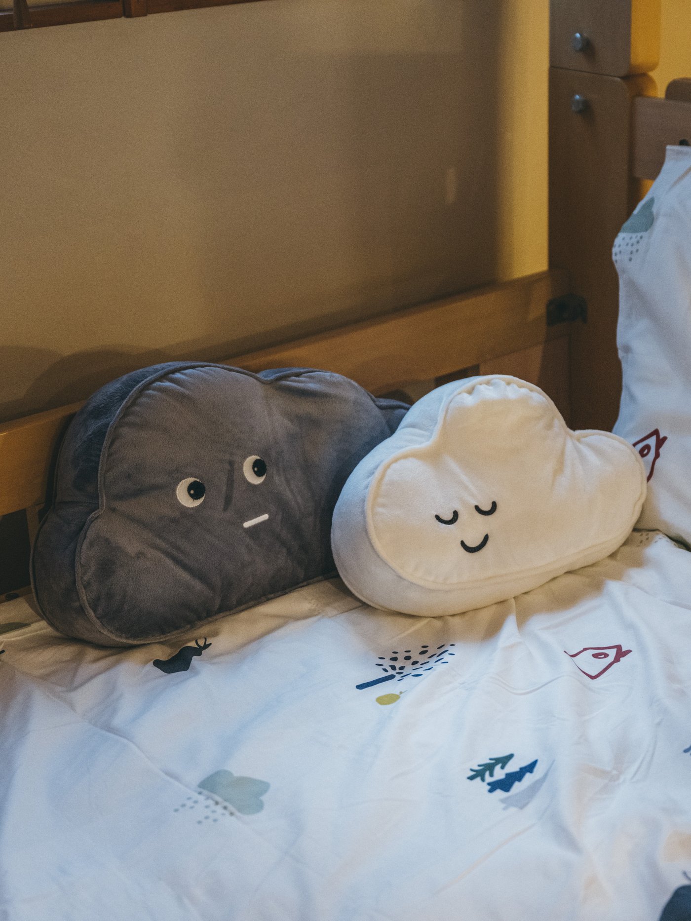 雲の形のクッションが二つ置かれている。