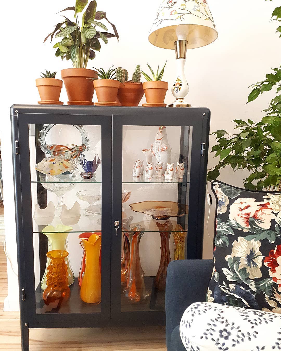 Un armario con puertas de cristal FABRIKÖR azul-negro