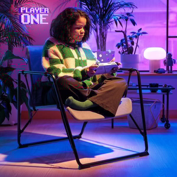 En grå/svart BRÄNNBOLL gaming lenestol i stuen.