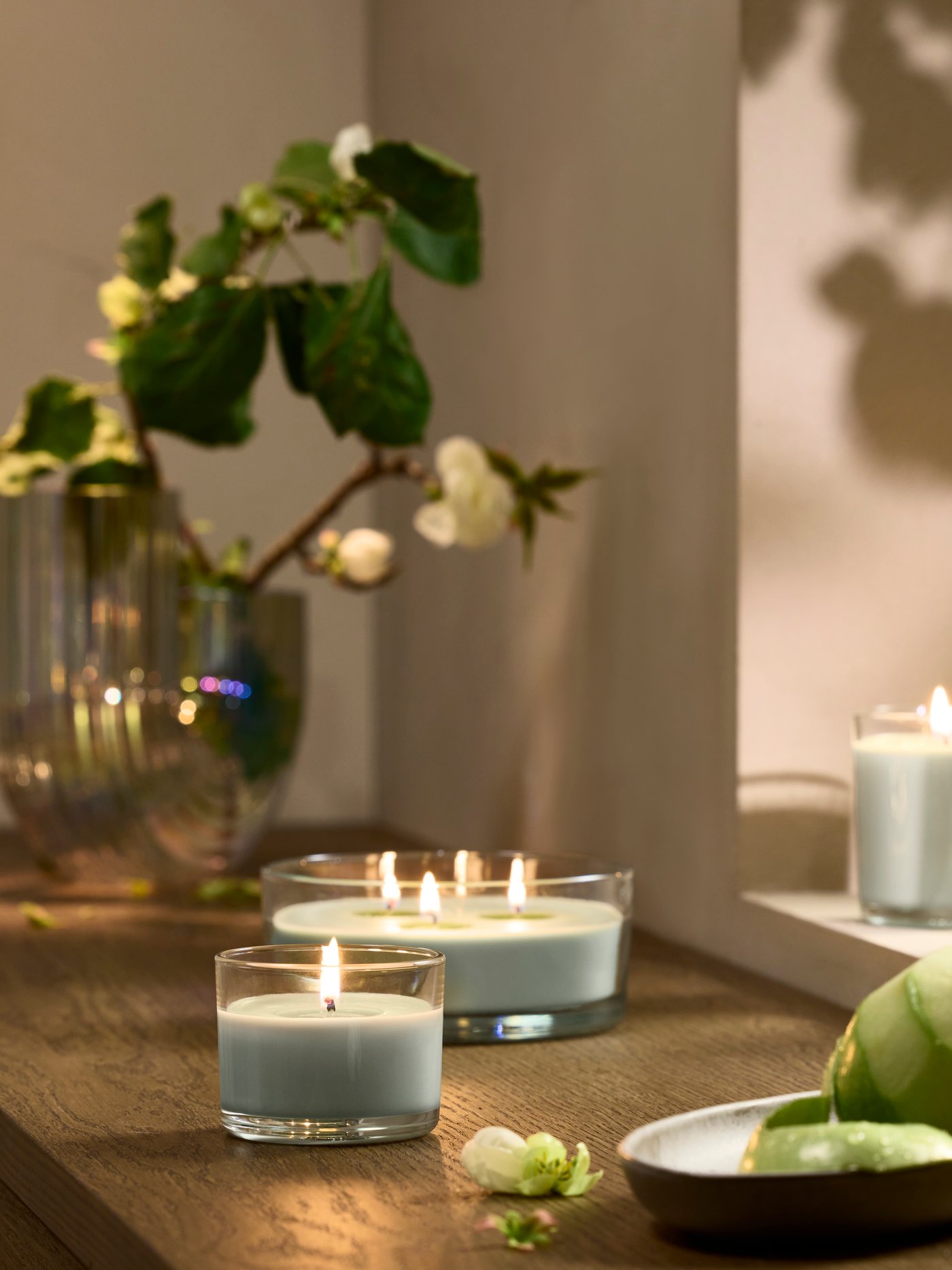 Świece zaachowe LOTSFÅGEL o zapachu jabłka.