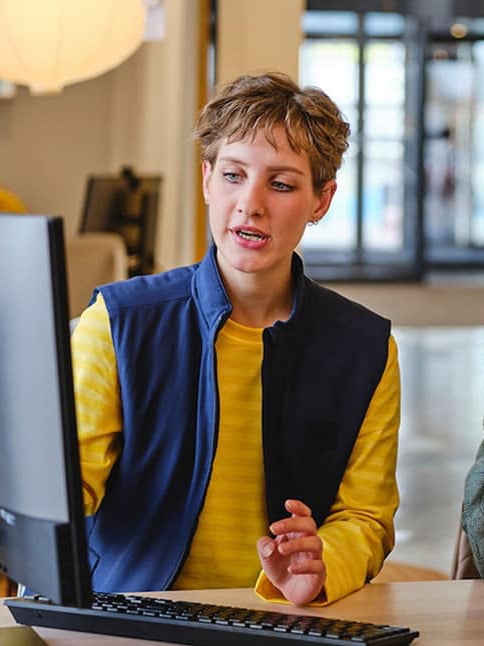 イケアのスタッフがお客さまにパソコンを見せて説明している様子